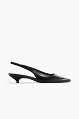Zapato destalonado negro de cuero con punta fina, tira trasera con elástico y taco kitten.