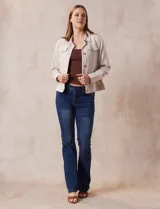 Jean bootcut de tiro alto, color azul, marca Harmony & Havoc. Modelo con pretina con pasadores, botón y cierre. Delantera con bolsillos inclinados, trasera con bolsillos aplicados. Terminación de pierna acampanada.