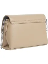 Cartera bandolera color beige de cuero sintético granulado, con correa de cadena plateada y cierre de solapa con placa metálica con logo grabado.
