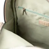 Mochila color beige de cuero sintético con diseño tejido. Tiene un compartimento principal con cierre de solapa, un bolsillo interno con cierre y otro abierto. La correa es regulable y los herrajes son plateados.