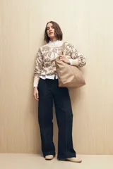 Sweater de algodón tejido en jacquard con diseño floral y de aves. Cuello redondo, puños y ruedo acanalados.