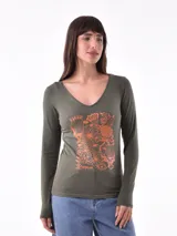 Remera verde militar de manga larga con cuello en V y estampado floral en tonos naranja.