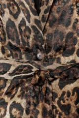 Blazer con estampado animal print, cuello solapa de muescas y manga larga acabada en aberturas. Bolsillos de vivo en delantero, cinturón en mismo tejido ajustable con lazadas y cierre frontal con botones.