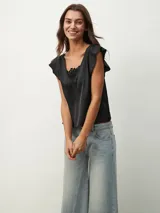 Blusa negra de satén con escote en V y detalle de encaje en el escote.