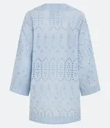 Kimono largo celeste con textura floral y pequeños calados.