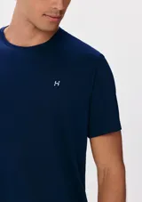 Remera deportiva azul de corte clásico con cuello redondo y logo pequeño en el pecho.