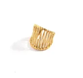 Anillo dorado con diseño entrelazado de 24mm hecho en acero quirúrgico con baño de oro de 18k.
