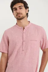 Camisa de manga corta color amarillo, con cuello mao y botones de coco.