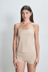 Musculosa color piel con breteles finos.
