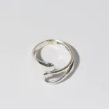 Anillo de plata 925 con diseño moderno y minimalista.