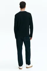 Remera negra de punto de algodón liviano, de corte estándar, con cuello redondo ribeteado y bajo recto.