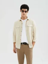 Remera blanca de algodón con cuello en V y corte slim fit.