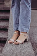 Sandalias de tacón bajo color beige con textura símil piel de serpiente. Tienen una tira delgada sobre los dedos y una pulsera con hebilla al tobillo.