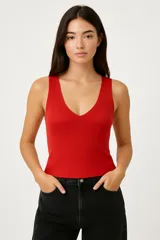 Musculosa roja de punto con escote en V y breteles anchos.