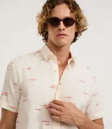 Camisa de manga corta con cuello inglés y estampado de espinas de pez.