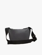 Riñonera negra de poliéster con acabado liso y logo metálico de Tommy Hilfiger en el frente. Cuenta con cierre de cremallera, cartera ajustable, compartimento principal y bolsillo exterior con cremallera.