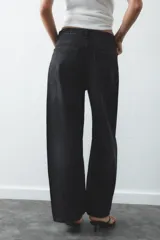 Pantalón de jean celeste de corte amplio, tiro medio, con cinco bolsillos y detalle de costuras torcidas.