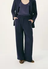 Pantalón negro de vestir, de corte recto y cintura alta.