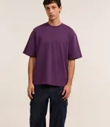 Pantalón de jean azul oscuro, modelo baggy, con bolsillos cargo laterales y cintura con trabillas.