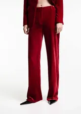 Pantalón de vestir de terciopelo color rojo, de corte recto y tiro alto.