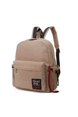 Mochila de poliéster color beige con estampado geométrico. Tiene un bolsillo frontal con cierre, dos bolsillos laterales de red y un colgante decorativo.