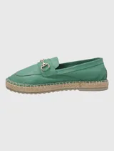 Mocasines color verde con detalle de hebilla dorada y suela de yute.