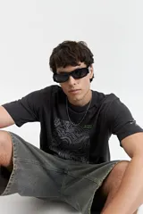 Remera gris oscuro de manga corta con cuello redondo y estampado de líneas topográficas en verde neón.