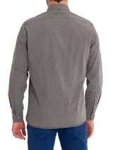 Camisa de hombre manga larga color marrón, confeccionada en popelina de algodón orgánico. Tiene cuello italiano, calce regular, bolsillo en el pecho con logo bordado y mangas ajustables con botón.