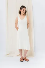 Vestido midi verde oliva de tejido acanalado, con escote en V y silueta al cuerpo con caída fluida.