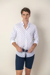 Camisa blanca de lino con estampado paisley celeste, cuello italiano, manga larga y corte slim fit.