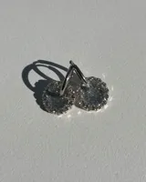 Aros de acero quirúrgico con dije circular de resina y strass plateados.