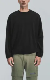 Sweater negro de diseño simple y corte relajado, con mangas largas y puños ajustados.