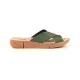 Sandalia de tiras cruzadas color verde militar, con hebilla metálica lateral y plantilla marrón con textura.