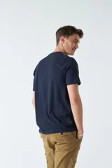 Remera de hombre azul marino con estampado frontal de la marca Brookfield en color celeste.