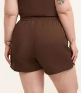 Short comfy marrón de sarga de algodón BCI, con cintura elástica, lazo y bolsillos laterales. Diseño Curve & Plus Size.