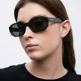 Lentes de sol geométricos color verde oscuro con lentes polarizados TAC japoneses antirayaduras y con film super hidrofóbico.