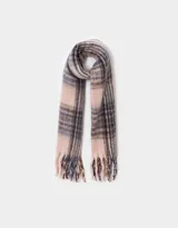 Bufanda larga tejida con diseño de cuadros en tonos rosa, azul, marrón y gris, con flecos en los extremos.