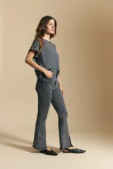 Jean oxford de tiro alto color azul oscuro, confeccionado en denim cotton spandex, con aberturas en los tobillos.