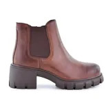 Bota corta color beige de cuero, con elástico lateral, caña baja y suela track con taco ancho.