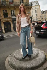 Pantalón de jean celeste de corte recto, tiro medio y cinco bolsillos. Incluye cinturón negro con hebilla plateada.