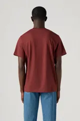 Remera de manga corta color bordó con cuello redondo y estampado blanco con un faro y texto "Levi's Coastal Club".