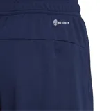Shorts deportivos Adidas Train Essentials, color azul marino, con logo blanco estampado en la pierna izquierda, cintura elástica con cordón ajustable y aberturas laterales para mayor libertad de movimiento. Confeccionados en tejido de punto doble suave y tecnología AEROREADY para mantener la piel seca.