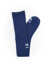 Medias deportivas Umbro para niños, color negro con logo de la marca en blanco. Ideales para fútbol.