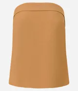 Blusa color ocre de sastrería en tejido twill de viscosa, sin breteles y con friso en el busto.