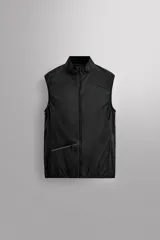 Chaleco negro de tejido técnico con estructura ripstop y ligero acolchado interior. Cuello alto ajustable con elástico, manga sisa, bolsillos de seguridad con cremallera en pecho y cadera, acabados con cinta elástica, cierre frontal con cremallera y logo estampado en el bajo.