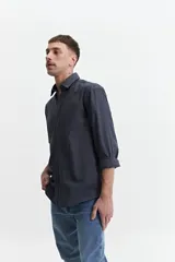 Camisa de algodón color azul oscuro, con cuello clásico y corte semi slim.