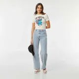 Camiseta blanca de corte crop fit con estampado de Stitch con la bandera de Estados Unidos y la frase 'Los Angeles California - USA'.