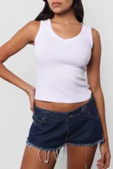 Short de jean azul oscuro, corte ajustado, tiro bajo y terminación desflecada.