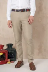 Pantalón de vestir para hombre, color beige claro, de corte slim fit y tejido de lino.