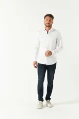 Camisa blanca de hombre, de corte slim, con cuello italiano y logo bordado.